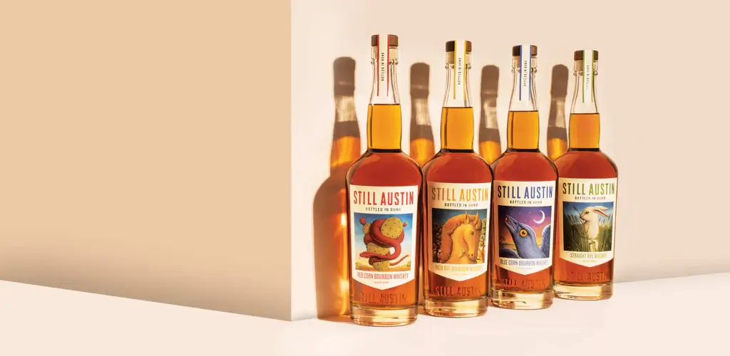 Still Austin Red Corn Bourbon, Texas’ın sıcak ikliminden ilham alarak üretilmiş ve bu bölgenin karakteristik özelliklerini yansıtan özel bir viskidir.