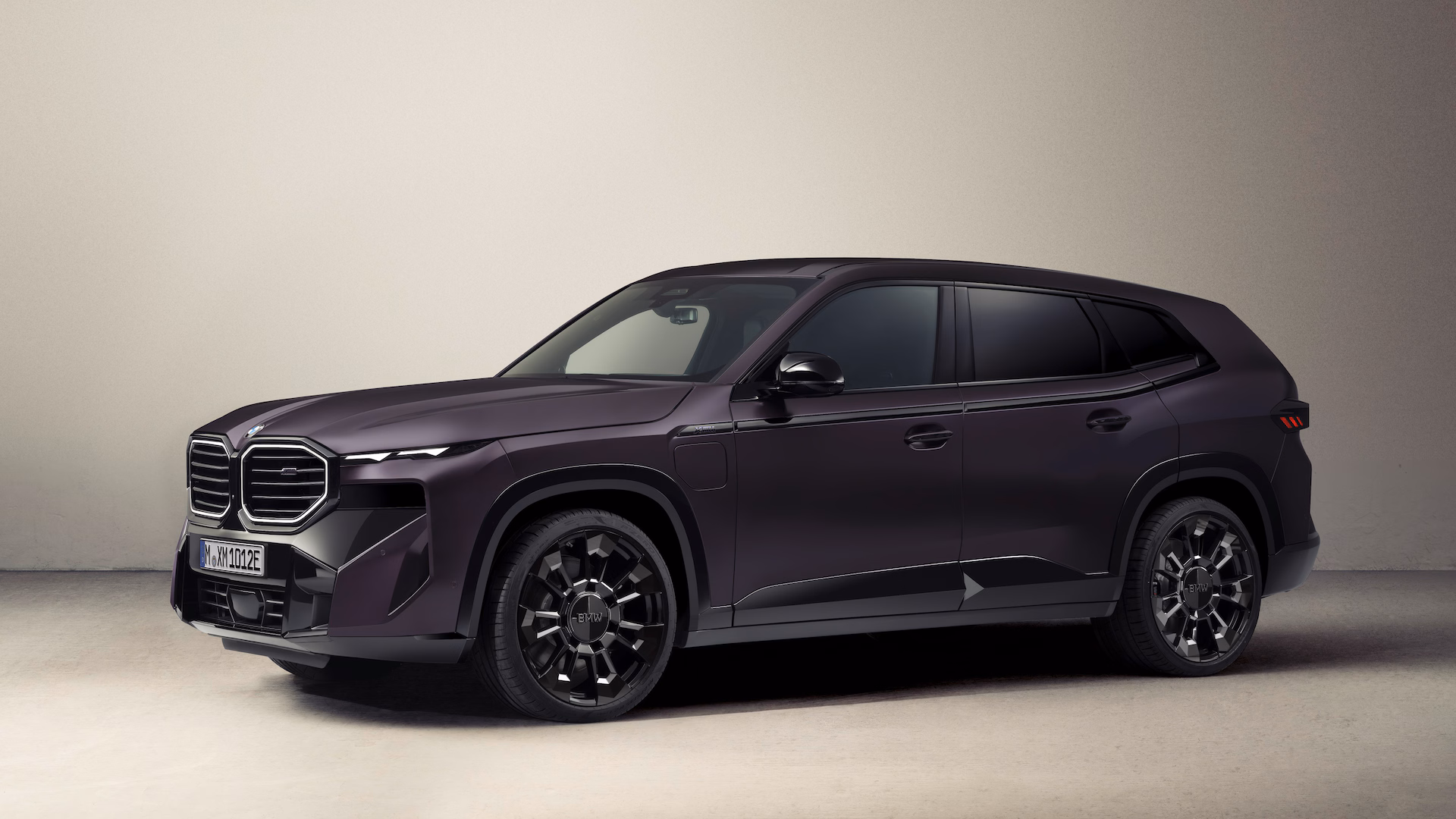BMW-Kith-XM-SUV-Luks-ve-Performansin-Sinirli-Serisi